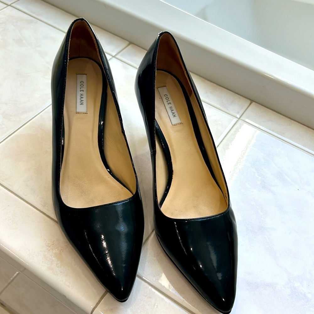 EUC Vintage Cole Haan Black Patent Pumps with 2.5” Heel Height and Pointy Toe